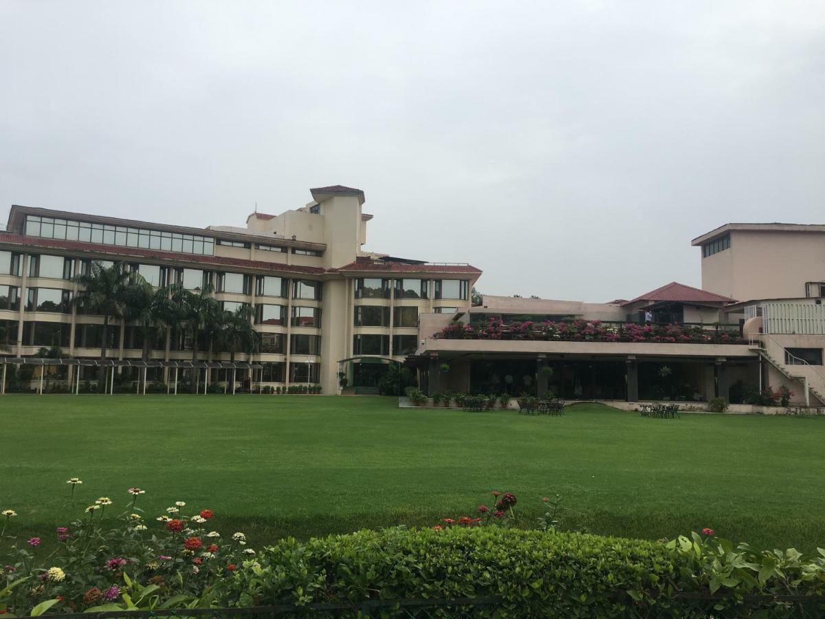Hotel Mountview Chandigarh Ngoại thất bức ảnh