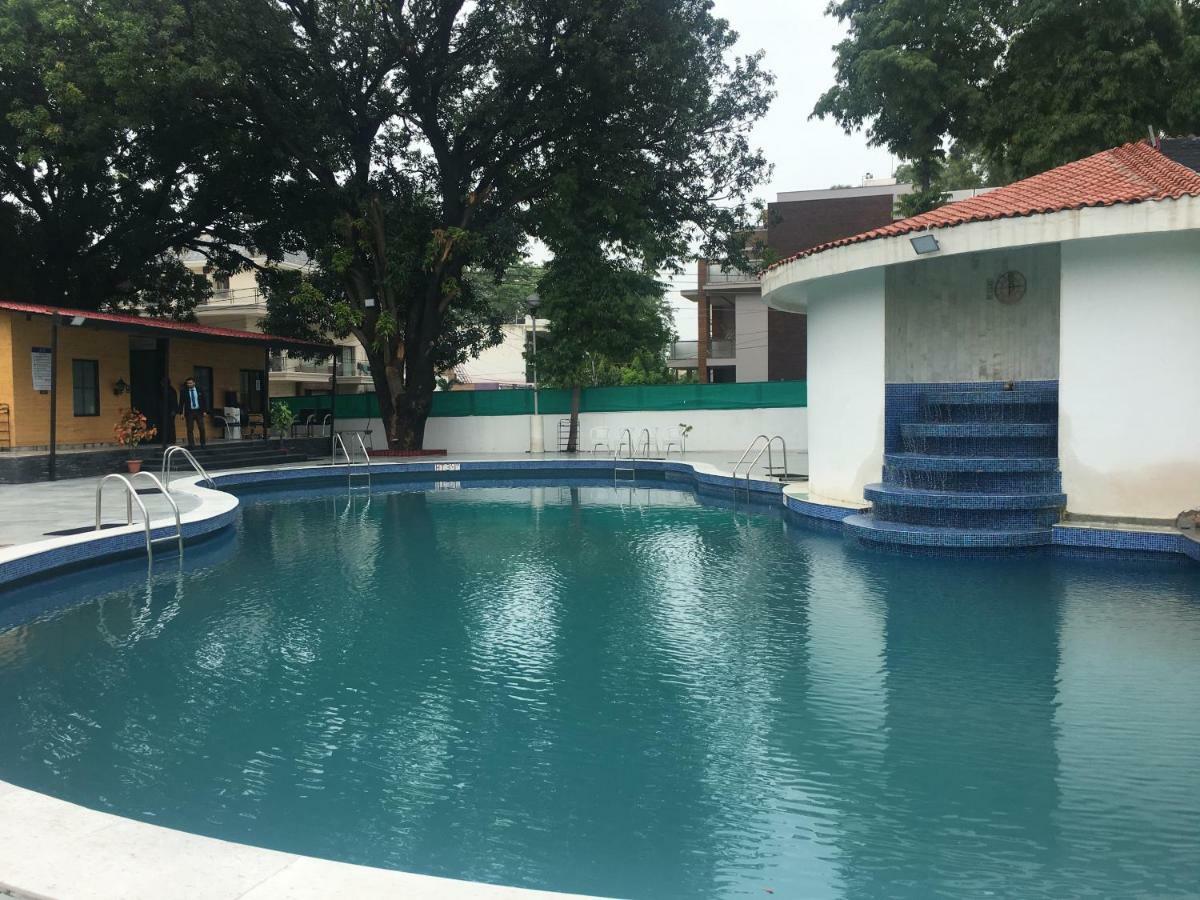 Hotel Mountview Chandigarh Ngoại thất bức ảnh